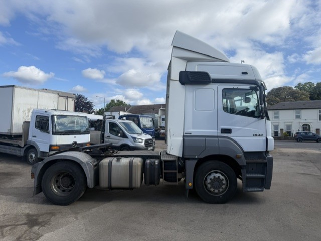 DK61YNB_7